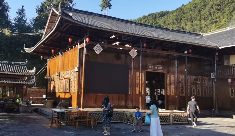 甲卯二山向庚酉，左水倒右出癸丑，也可倒右向辛戌，富贵人丁样样有。
