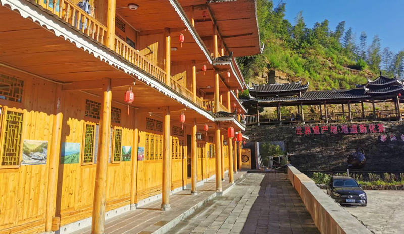 乙辰二山向辛戌，右水倒左坤申去，左水倒右乾亥出，发富发贵庆有余。
