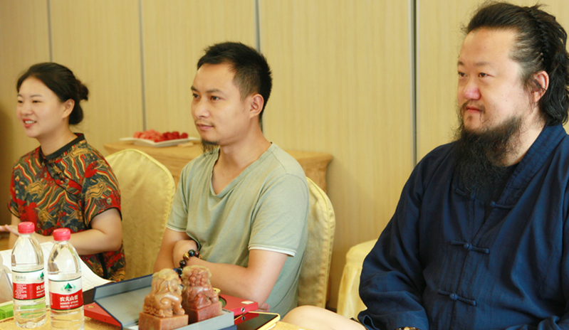 昂首攀南斗，翻身倚北辰，举头天外望,无我这般人