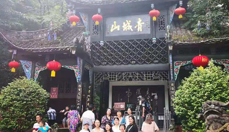 亭阁十角重檐，构造严谨中不失优美，古老中含清幽，四处缭绕着雾气。