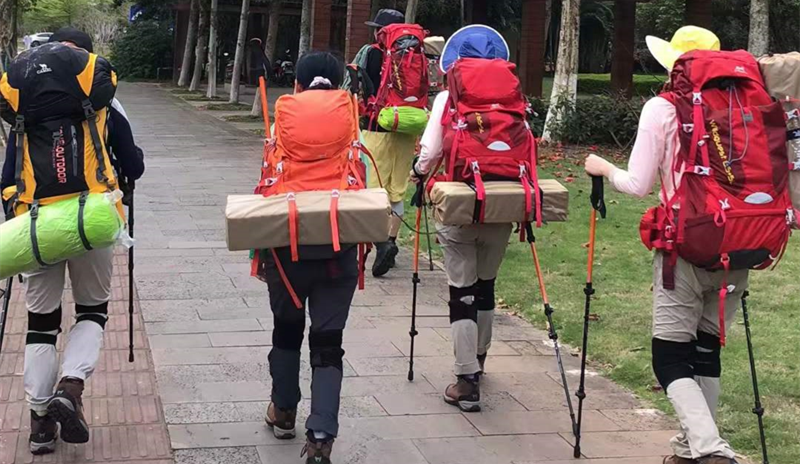 正如泰戈尔所说：“只有经历过地狱般的磨练，才能炼出创造天堂的力量。”当你能够忍受常人所不能忍，那你也将会拥有常人所无法拥有的能力。